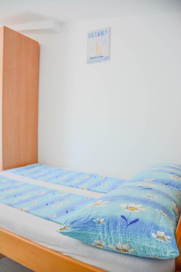 Apartmani prvi red do mora Pag Town Exterior foto